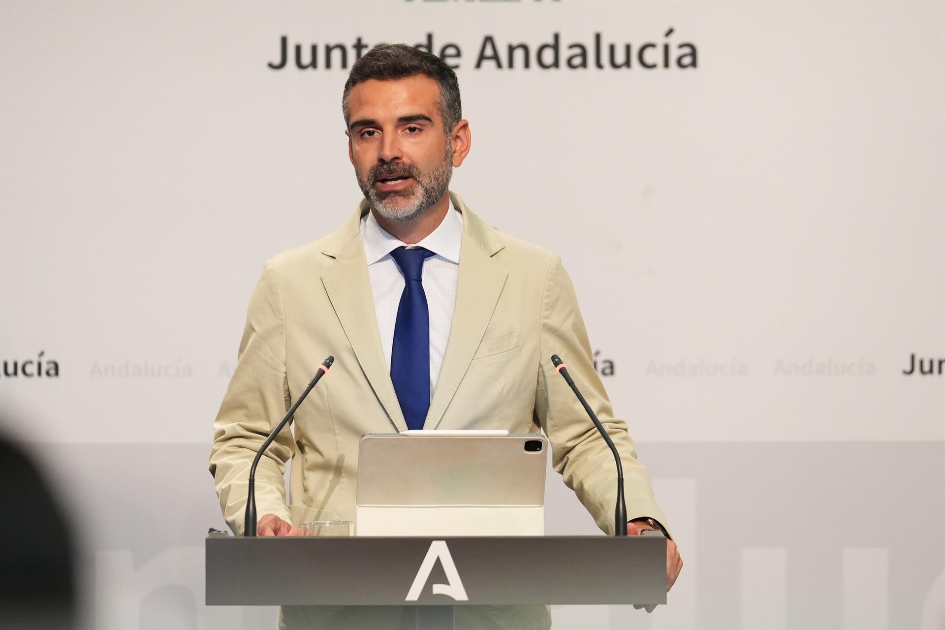 Fernández-Pacheco afea que el PSOE-A vuelva a "abrir su sede a la mentira con Chaves en el atril y Espadas aplaudiendo" Fernández-Pacheco afea que el PSOE-A vuelva a "abrir su sede a la mentira con Chaves en el atril y Espadas aplaudiendo"