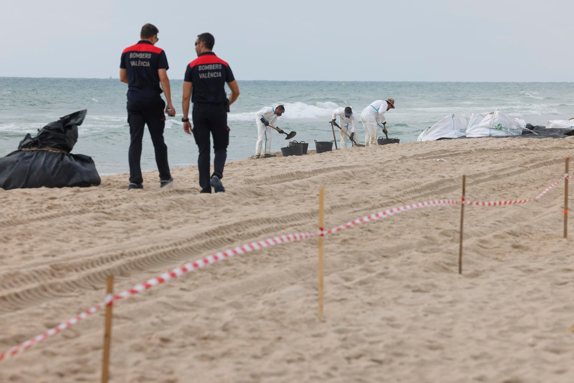 Las tres playas de El Saler cerradas por la presencia de vertido reabrirán con bandera roja Las tres playas de El Saler cerradas por la presencia de vertido reabrirán con bandera roja