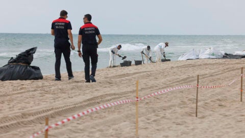 Operarios trabajando en las playas afectadas