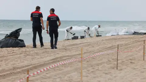Operarios trabajando en las playas afectadas Operarios trabajando en las playas afectadas