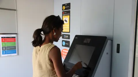 Un dels caixers automàtics de la nova Banca Mòbil Un dels caixers automàtics de la nova Banca Mòbil