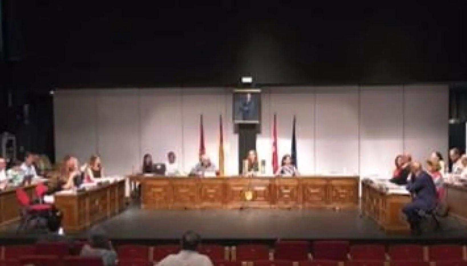 La concejala de Vox en Alcorcón exhibe dos balas durante el pleno municipal La concejala de Vox en Alcorcón exhibe dos balas durante el pleno municipal