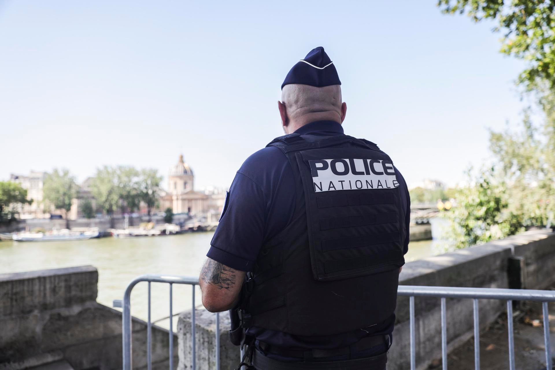 Un policía herido en un ataque con cuchillo en los Campos Elíseos de París Un policía herido en un ataque con cuchillo en los Campos Elíseos de París