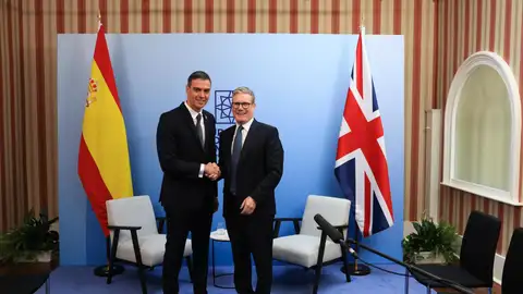 El primer Ministro británico Keir Starmer y el primer Ministro español Pedro Sánchez se estrechan las manos durante su reunión bilateral como parte de la cumbre de la Comunidad Política Europea El primer Ministro británico Keir Starmer y el primer Ministro español Pedro Sánchez se estrechan las manos durante su reunión bilateral como parte de la cumbre de la Comunidad Política Europea