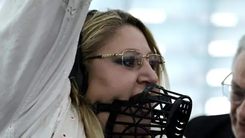 La eurodiputada ultraderechista rumana Diana Șoșoacă es expulsada tras interrumpir la sesión a voces desde su escaño con un bozal puesto en el Parlamento Europeo en Estrasburgo, Francia, el 18 de julio de 2024. La eurodiputada ultraderechista rumana Diana Șoșoacă es expulsada tras interrumpir la sesión a voces desde su escaño con un bozal puesto en el Parlamento Europeo en Estrasburgo, Francia, el 18 de julio de 2024.