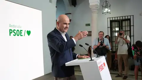 El expresidente de la Junta de Andalucía, Manuel Chaves, durante una rueda de prensa que ha ofrecido en la sede del PSOE-A, a 18 de julio de 2024 en Sevilla (Andalucía, España). Tras las modificaciones de la sentencias de los ERE en Andalucía, por el Trib - María José López El expresidente de la Junta de Andalucía, Manuel Chaves, durante una rueda de prensa que ha ofrecido en la sede del PSOE-A, a 18 de julio de 2024 en Sevilla (Andalucía, España). Tras las modificaciones de la sentencias de los ERE en Andalucía, por el Trib - María José López