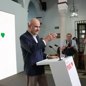 El expresidente de la Junta de Andalucía, Manuel Chaves, durante una rueda de prensa que ha ofrecido en la sede del PSOE-A, a 18 de julio de 2024 en Sevilla (Andalucía, España). Tras las modificaciones de la sentencias de los ERE en Andalucía, por el Trib - María José López El expresidente de la Junta de Andalucía, Manuel Chaves, durante una rueda de prensa que ha ofrecido en la sede del PSOE-A, a 18 de julio de 2024 en Sevilla (Andalucía, España). Tras las modificaciones de la sentencias de los ERE en Andalucía, por el Trib - María José López