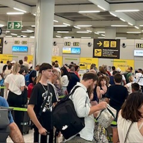 Cientos de pasajeros forman largas colas en el aeropuerto de Palma