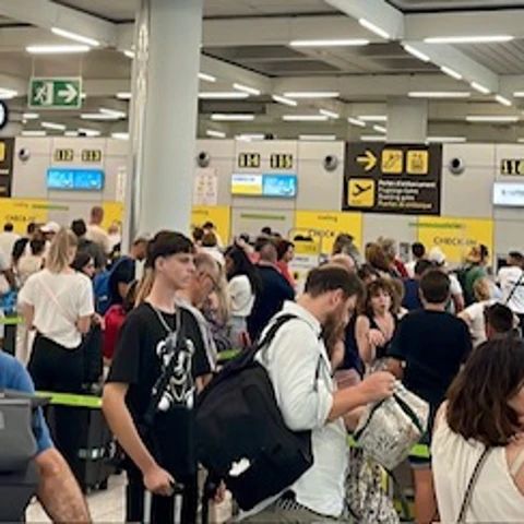 Cientos de pasajeros forman largas colas en el aeropuerto de Palma