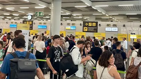 Cientos de pasajeros forman largas colas en el aeropuerto de Palma Cientos de pasajeros forman largas colas en el aeropuerto de Palma
