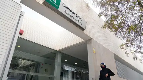 Varias personas utilizan la mascarilla en un centro de salud. A 10 de enero de 2024, en Málaga (Andalucía, España). Varias personas utilizan la mascarilla en un centro de salud. A 10 de enero de 2024, en Málaga (Andalucía, España).