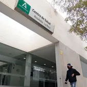 Varias personas utilizan la mascarilla en un centro de salud. A 10 de enero de 2024, en Málaga (Andalucía, España). Varias personas utilizan la mascarilla en un centro de salud. A 10 de enero de 2024, en Málaga (Andalucía, España).