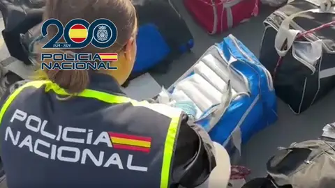 La fuerzas de seguridad han detenido a 50 personas de la mayor organización de narcoveleros del mundo, que traficaba entre Sudamérica y Europa, en una operación de España con autoridades noruegas, norteamericanas y británicas y el Centro Europeo de Operaciones Marítimas contra el Narcotráfico, desarrollada en varios países. Las fuerzas de seguridad efectuaron registros en varias localidades españolas, así como en Panamá, Colombia, Trinidad y Tobago, Portugal, Noruega, Bulgaria y Reino Unido. EFE/ POLICIA NACIONAL/SOLO USO EDITORIAL/SOLO DISPONIBLE PARA ILUSTRAR LA NOTICIA QUE ACOMPAÑA La fuerzas de seguridad han detenido a 50 personas de la mayor organización de narcoveleros del mundo, que traficaba entre Sudamérica y Europa, en una operación de España con autoridades noruegas, norteamericanas y británicas y el Centro Europeo de Operaciones Marítimas contra el Narcotráfico, desarrollada en varios países. Las fuerzas de seguridad efectuaron registros en varias localidades españolas, así como en Panamá, Colombia, Trinidad y Tobago, Portugal, Noruega, Bulgaria y Reino Unido. EFE/ POLICIA NACIONAL/SOLO USO EDITORIAL/SOLO DISPONIBLE PARA ILUSTRAR LA NOTICIA QUE ACOMPAÑA