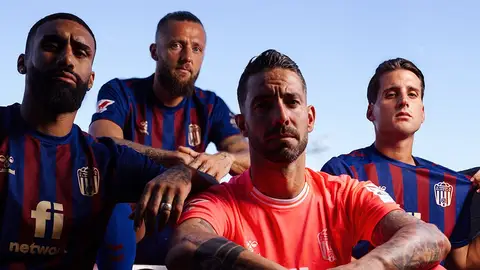 La nueva piel del Eldense para la temporada de consolidación en Segunda Hummel firma su segunda equipación para el Eldense con predominio del azul y detalles en dorado.