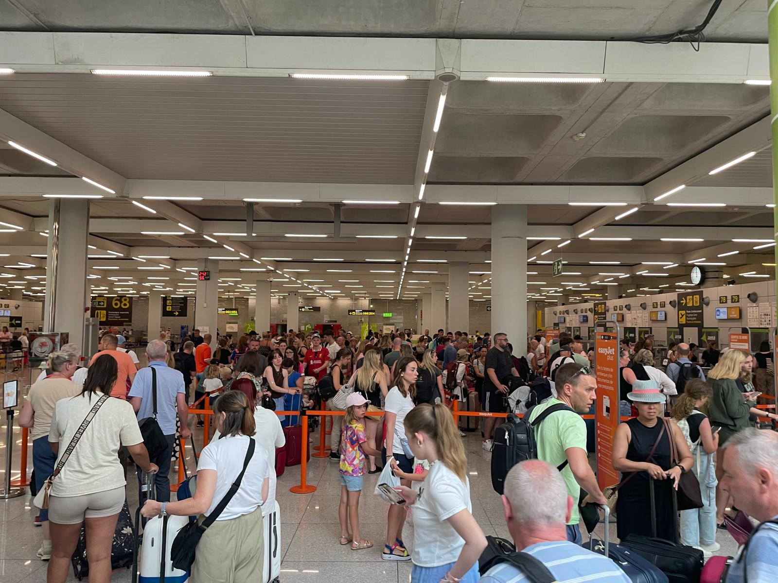 Los aeropuertos de Mallorca, Ibiza y Menorca registran 275 retrasos y 55 cancelaciones por el temporal Los aeropuertos de Mallorca, Ibiza y Menorca registran 275 retrasos y 55 cancelaciones por el temporal