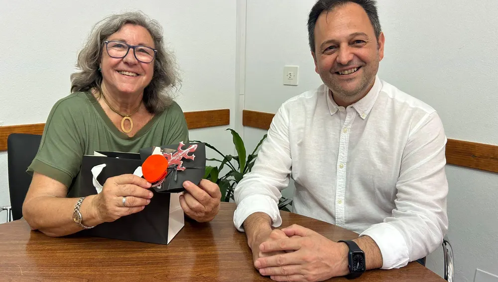 Llorenç Córdoba despide con honores a la técnico de Igualdad recién jubilada. Azucena Carrasco ha trabajado 15 años en el Consell de Formentera Llorenç Córdoba despide con honores a la técnico de Igualdad recién jubilada. Azucena Carrasco ha trabajado 15 años en el Consell de Formentera