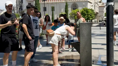 Una mujer se refresca en una fuente en Sevilla, este domingo. Una mujer se refresca en una fuente en Sevilla, este domingo. EFE/ David Arjona