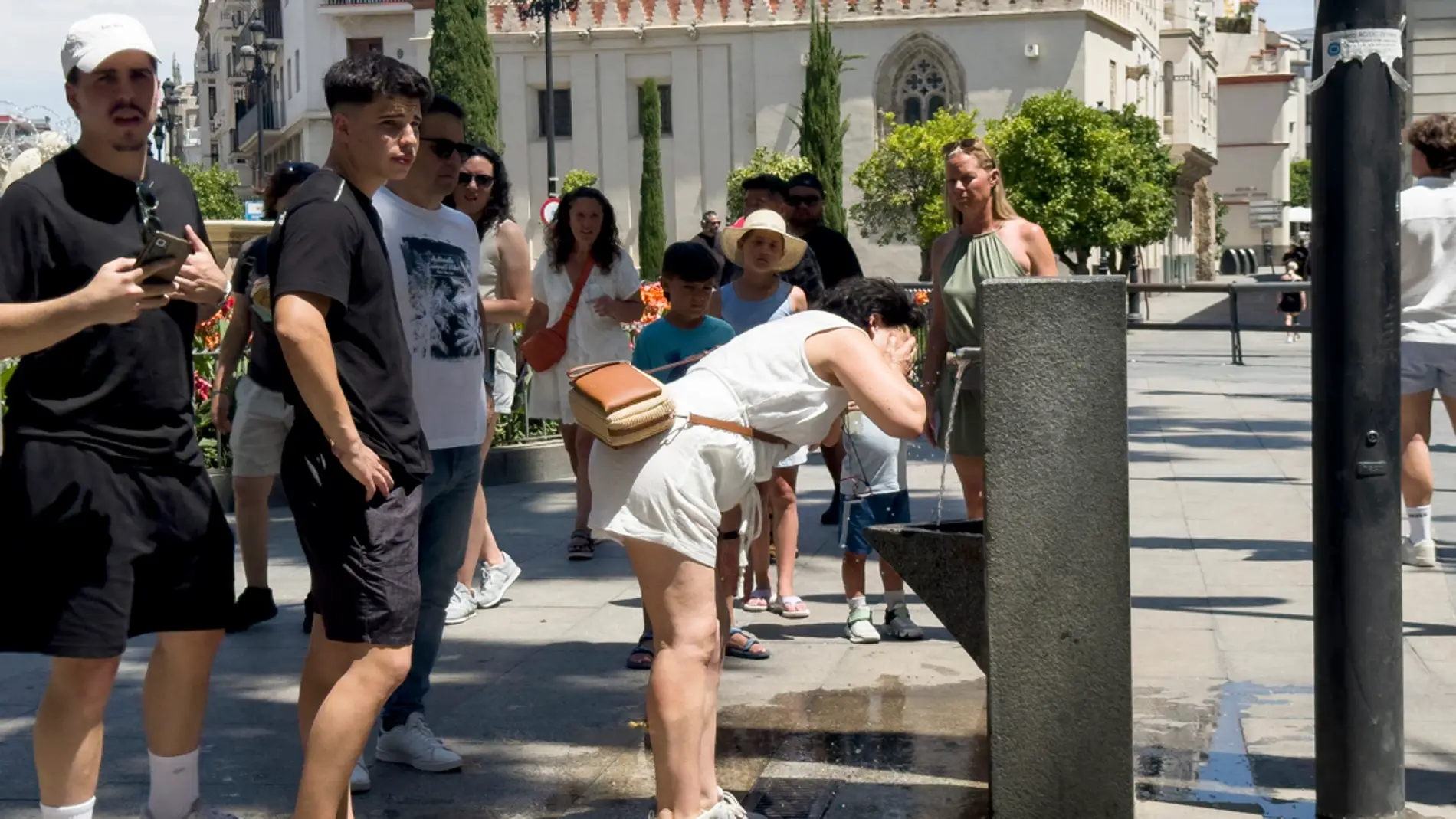 Una mujer se refresca en una fuente en Sevilla, este domingo. EFE/ David Arjona Una mujer se refresca en una fuente en Sevilla, este domingo. EFE/ David Arjona