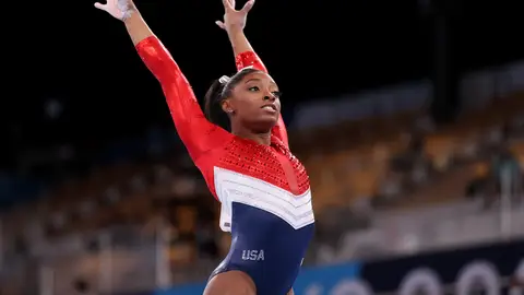 TOKIO, JAPÓN - 27 DE JULIO: Simone Biles del equipo de Estados Unidos compite en salto durante la final por equipos femeninos en el cuarto día de los Juegos Olímpicos de Tokio 2020 en el Centro de Gimnasia de Ariake el 27 de julio de 2021 en Tokio, Japón. (Foto de Laurence Griffiths/Getty Images) TOKIO, JAPÓN - 27 DE JULIO: Simone Biles del equipo de Estados Unidos compite en salto durante la final por equipos femeninos en el cuarto día de los Juegos Olímpicos de Tokio 2020 en el Centro de Gimnasia de Ariake el 27 de julio de 2021 en Tokio, Japón. (Foto de Laurence Griffiths/Getty Images)
