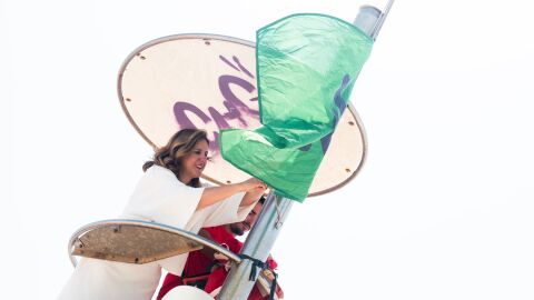 La alcaldesa de Val&egrave;ncia ha colocado la bandera verde en las playas.