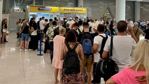 Pasajeros esperan a ser atendidos en las ventanillas de Atención al Cliente de Ryanair Pasajeros esperan a ser atendidos en las ventanillas de Atención al Cliente de Ryanair, tras el fallo informático global