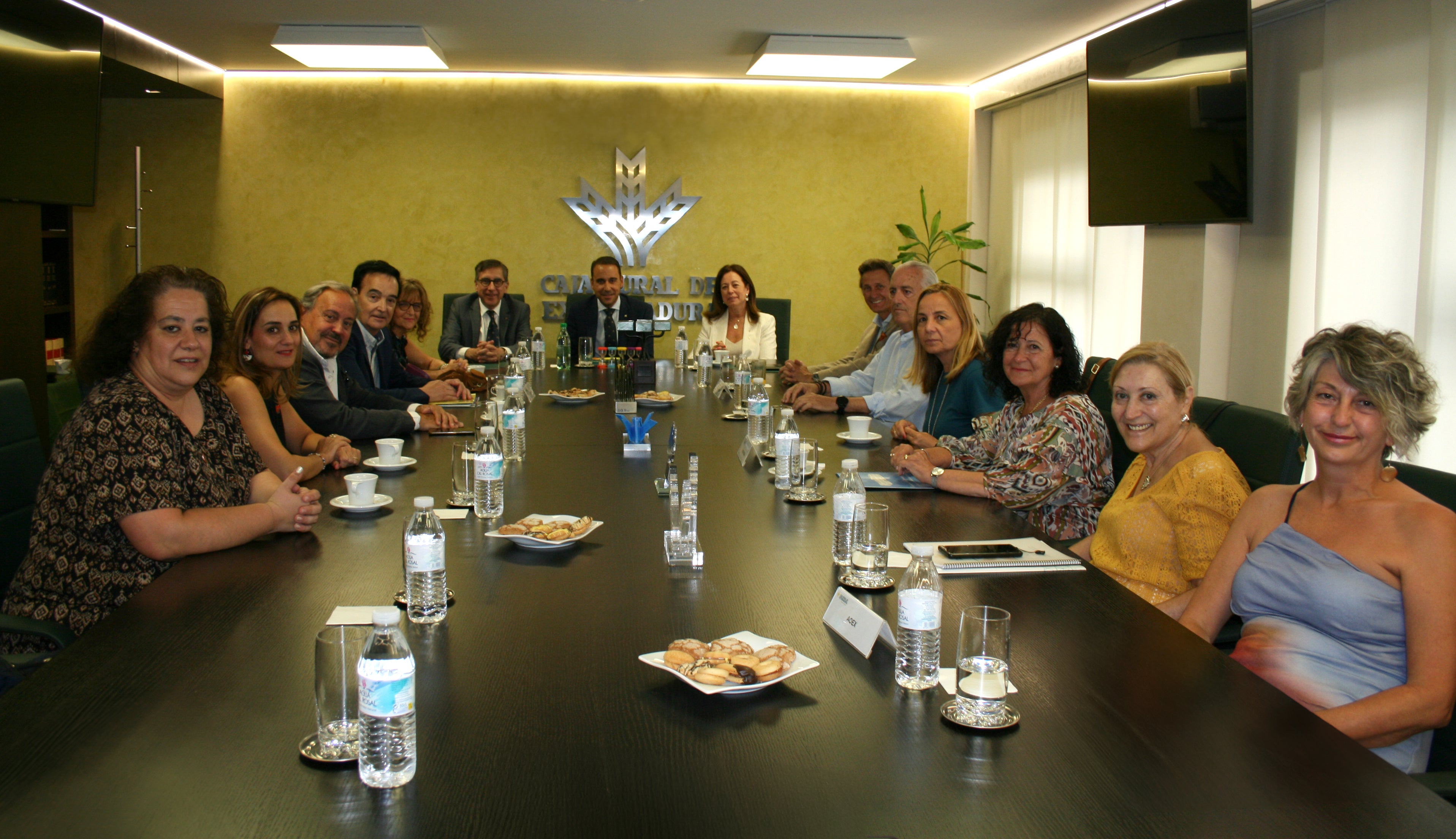 Caja Rural de Extremadura trabaja con el tercer sector para impulsar el empleo de personas con discapacidad Caja Rural de Extremadura trabaja con el tercer sector para impulsar el empleo de personas con discapacidad