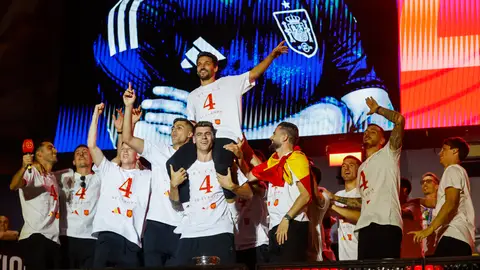 Los jugadores de la selección española durante la celebración del título de campeones de la Eurocopa. EFE/JP Gandul. Los jugadores de la selección española durante la celebración del título de campeones de la Eurocopa. EFE/JP Gandul.