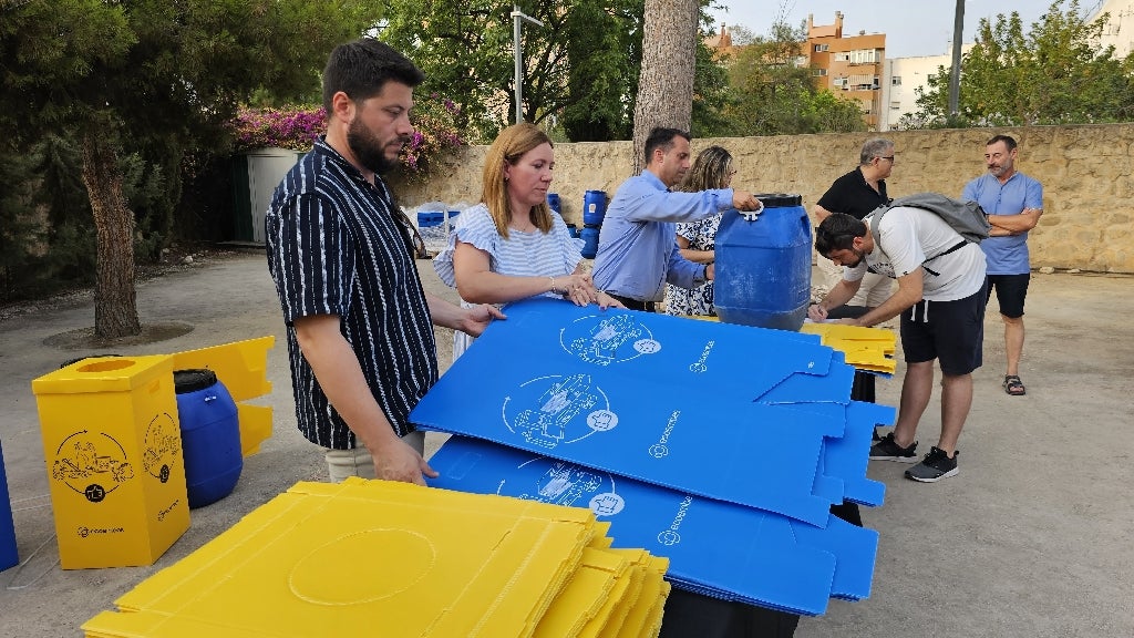 Villajoyosa reparte contenedores para facilitar el reciclaje a las compañías festeras durante las fiestas de Moros y Cristianos Villajoyosa reparte contenedores para facilitar el reciclaje a las compañías festeras durante las fiestas de Moros y Cristianos