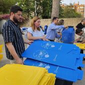 Equipo de gobierno repartiendo los contenedores a las 22 compañías festeras 