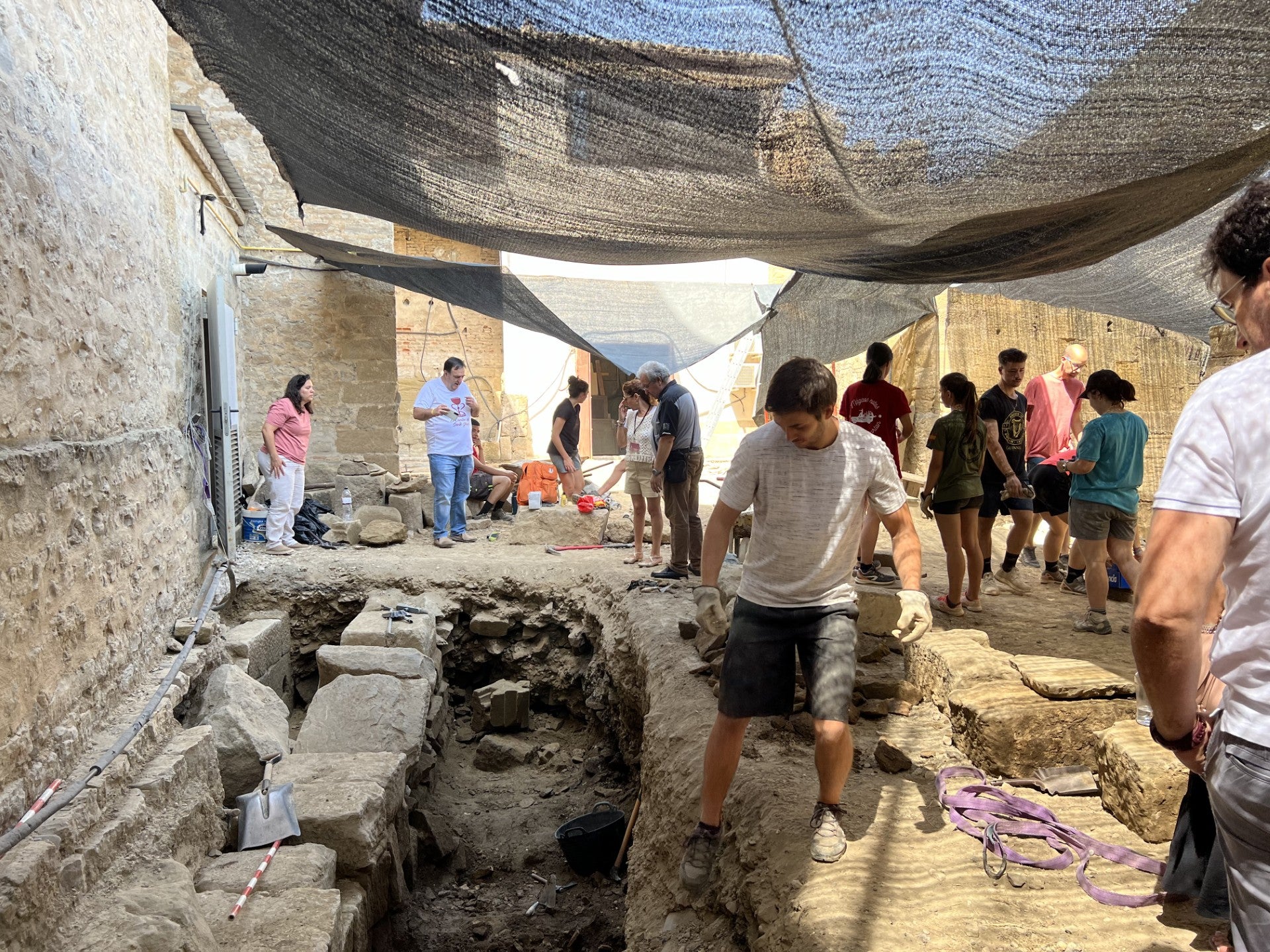 Una veintena de jóvenes participan en una excavación arqueológica en la Catedral de Huesca Una veintena de jóvenes participan en una excavación arqueológica en la Catedral de Huesca
