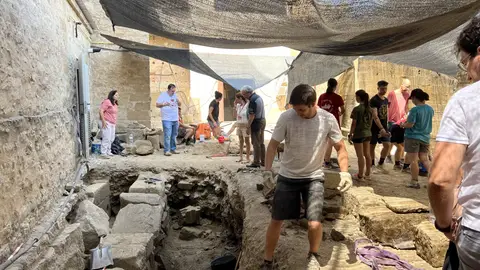 Una veintena de jóvenes participan en una excavación arqueológica en la Catedral de Huesca Una veintena de jóvenes participan en una excavación arqueológica en la Catedral de Huesca