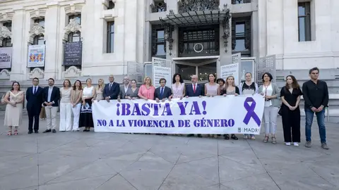 La Ministra de Igualdad, Ana Redondo, junto al alcalde de Madrid, José Luis Martínez-Almeida, guardando un minuto de silencio como muestra de repulsa por el asesinato de una mujer, presuntamente por violencia de género, en Carabanchel. La Ministra de Igualdad, Ana Redondo, junto al alcalde de Madrid, José Luis Martínez-Almeida, guardando un minuto de silencio como muestra de repulsa por el asesinato de una mujer, presuntamente por violencia de género, en Carabanchel.