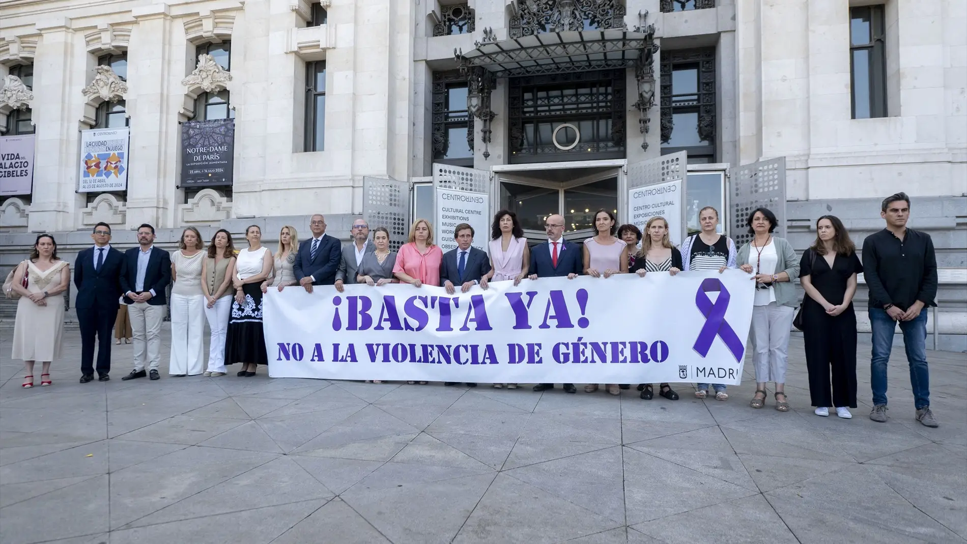 La Ministra de Igualdad, Ana Redondo, junto al alcalde de Madrid, José Luis Martínez-Almeida, guardando un minuto de silencio como muestra de repulsa por el asesinato de una mujer, presuntamente por violencia de género, en Carabanchel. La Ministra de Igualdad, Ana Redondo, junto al alcalde de Madrid, José Luis Martínez-Almeida, guardando un minuto de silencio como muestra de repulsa por el asesinato de una mujer, presuntamente por violencia de género, en Carabanchel.