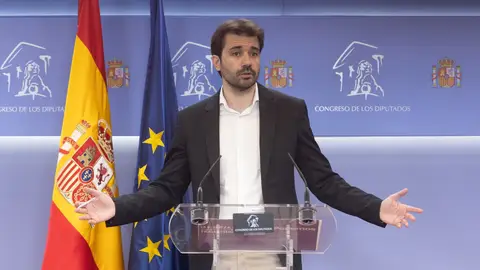 El diputado de Podemos Javier Sánchez Serna, durante una rueda de prensa El diputado de Podemos Javier Sánchez Serna, durante una rueda de prensa