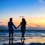 Una pareja en la playa