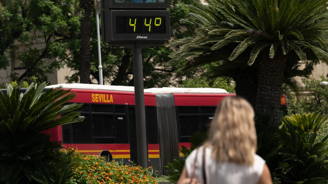 Un termómetro marca 44 grados en una calle de Sevilla