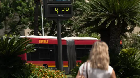 Un termómetro marca 44 grados en una calle de Sevilla La ola de calor empieza a remitir pero vuelve a dejar temperaturas sofocantes el fin de semana