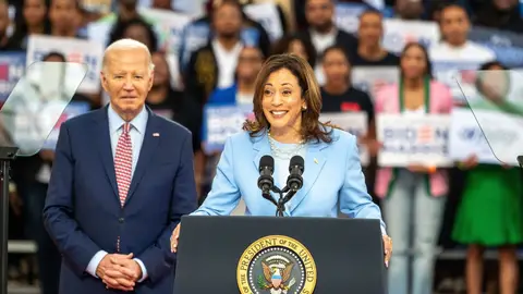 Imagen de archivo de Joe Biden y Kamala Harris en un acto en mayo Aumenta la presión sobre un Biden cada vez más eclipsado por Kamala Harris
