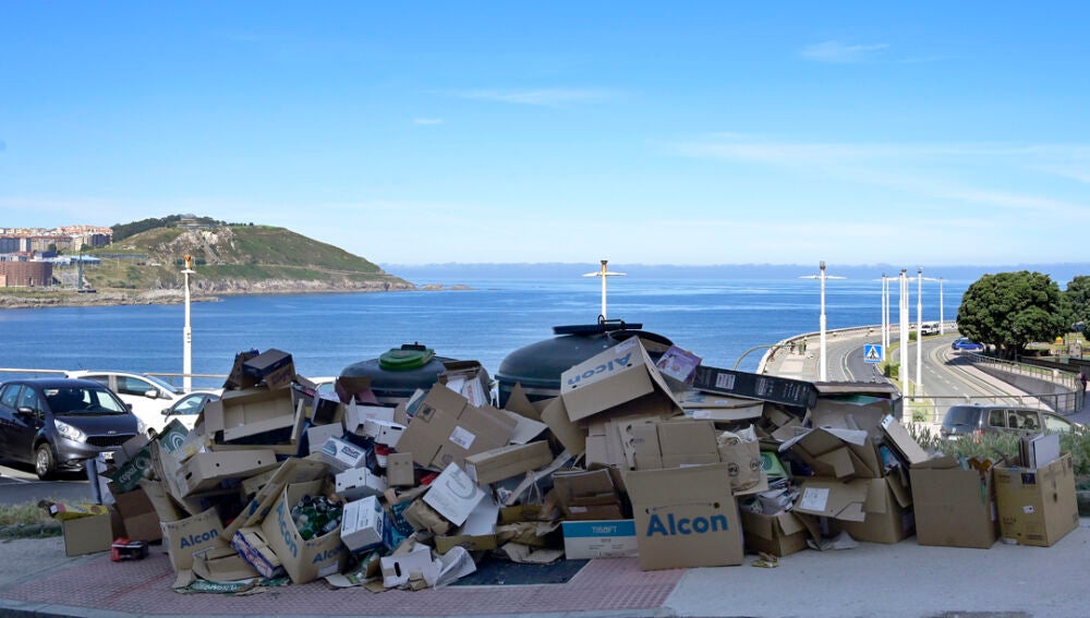 Contenedores de vidrío, papel y cartón en la Ronda Monte Alto de A Coruña, durante la huelga de basuras que lleva padeciendo la ciudad desde hace más de un mes.