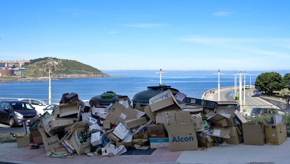 Contenedores de vidrío, papel y cartón en la Ronda Monte Alto de A Coruña, durante la huelga de basuras que lleva padeciendo la ciudad desde hace más de un mes. Contenedores de vidrío, papel y cartón en la Ronda Monte Alto de A Coruña, durante la huelga de basuras que lleva padeciendo la ciudad desde hace más de un mes.