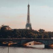 Imagen genérica de París, con el río Sena y la Torre Eiffel de fondo