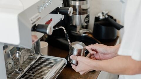 Un joven trabajando en una cafeter&iacute;a