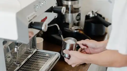 Un joven trabajando en una cafetería Un joven trabajando en una cafetería