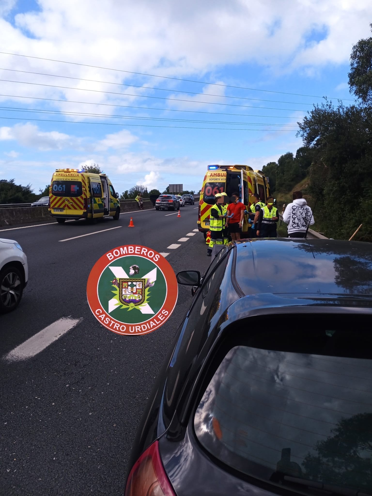 Cuatro heridos leves en una colisión múltiple en la autovía A-8 en Castro Urdiales Cuatro heridos leves en una colisión múltiple en la autovía A-8 en Castro Urdiales