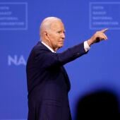 El presidente estadounidense Joe Biden sale después de hablar durante la 115ª Convención Nacional de la NAACP en Las Vegas, Nevada, Estados Unidos, el 16 de julio de 2024. 