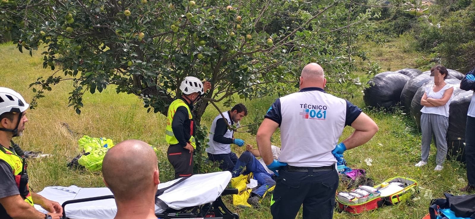 Rescatado un parapentista que cochó contra un árbol en Lebeña Rescatado un parapentista que cochó contra un árbol en Lebeña