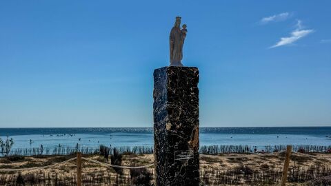 Monolito de la Virgen del Carmen en Los Arenales del Sol de Elche.