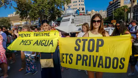 Miles de personas protestan en Palma contra la masificación turística de la isla Miles de personas protestan en Palma contra la masificación turística de la isla