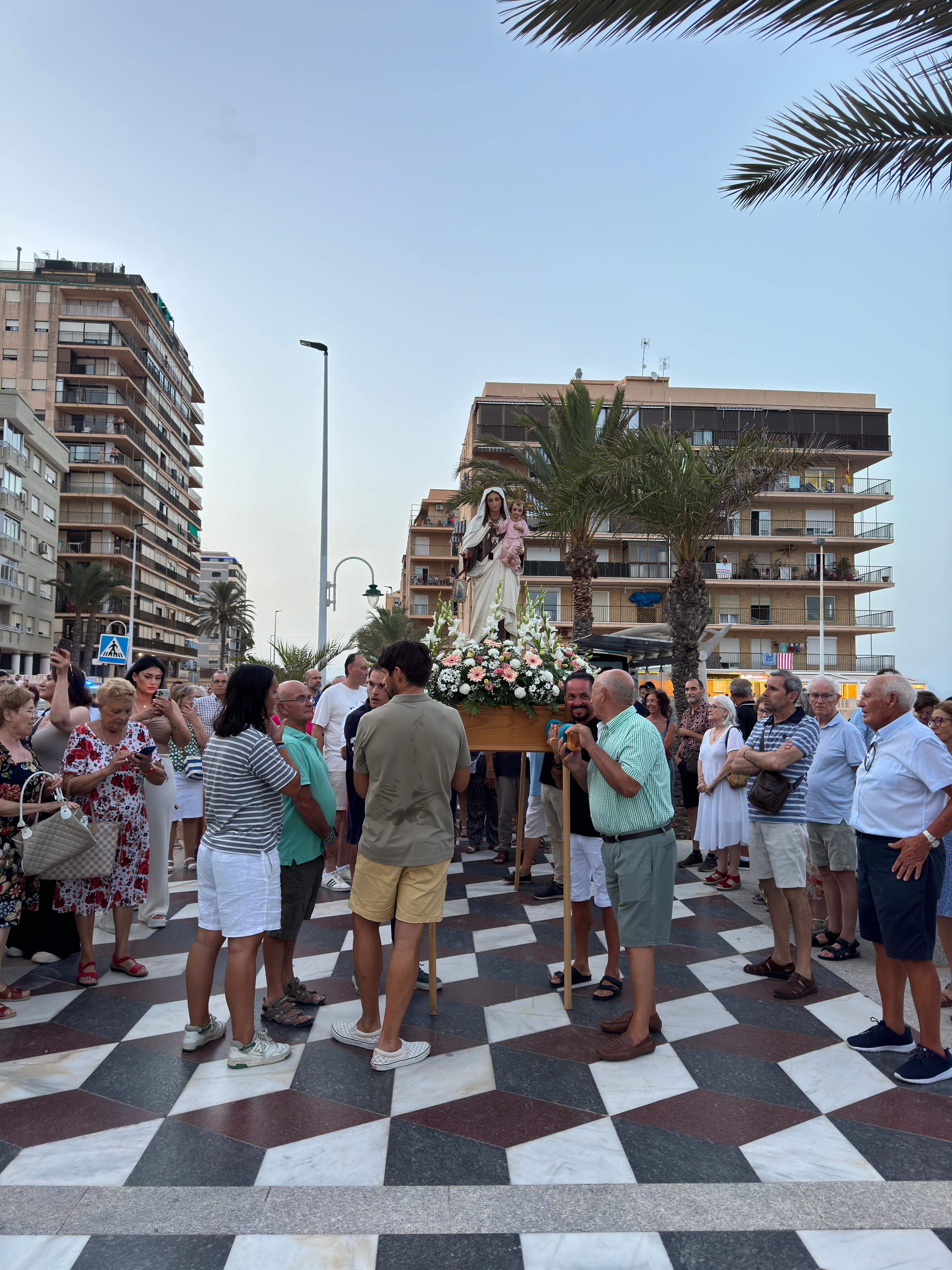 Los vecinos de Los Arenales del Sol de Elche salen a la calle para celebrar la festividad de la Virgen del Carmen Los vecinos de Los Arenales del Sol de Elche salen a la calle para celebrar la festividad de la Virgen del Carmen
