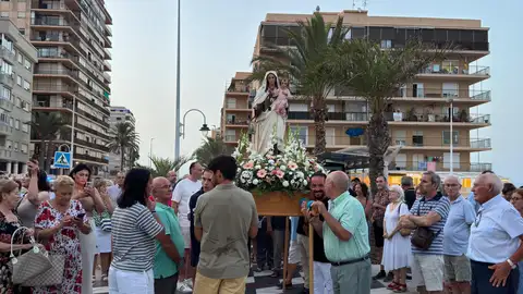 La imagen de la Virgen del Carmen por el paseo marítimo de Los Arenales del Sol de Elche. La imagen de la Virgen del Carmen por el paseo marítimo de Los Arenales del Sol de Elche.